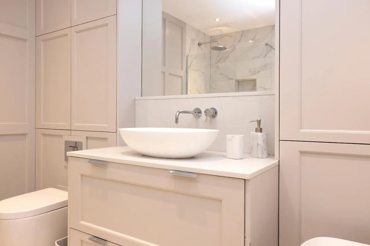 Deluxe 3-Bedroom Apartment On Princes Street Overlooking Edinburgh Castle
