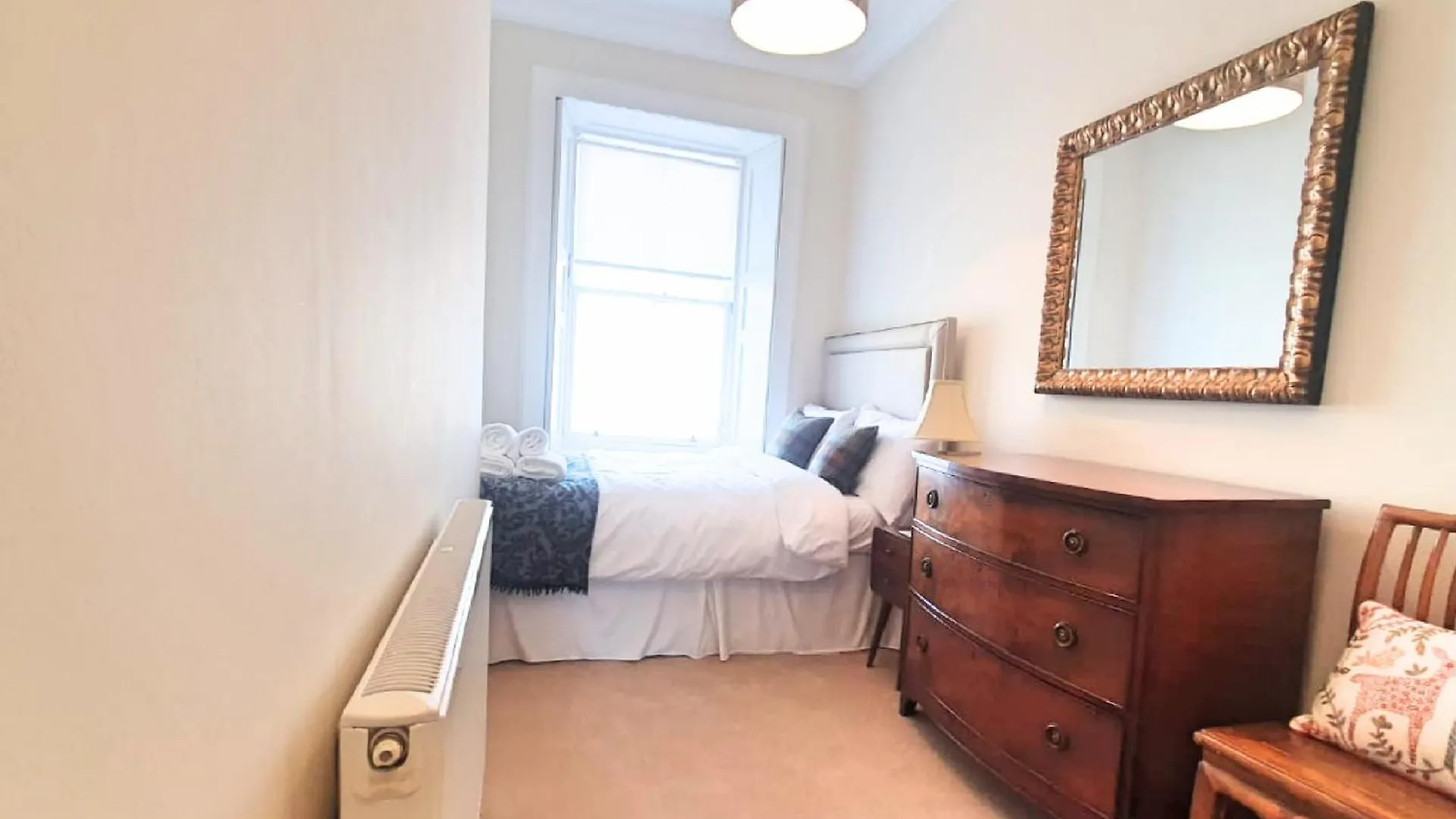 Deluxe 3-Bedroom Apartment On Princes Street Overlooking Edinburgh Castle
