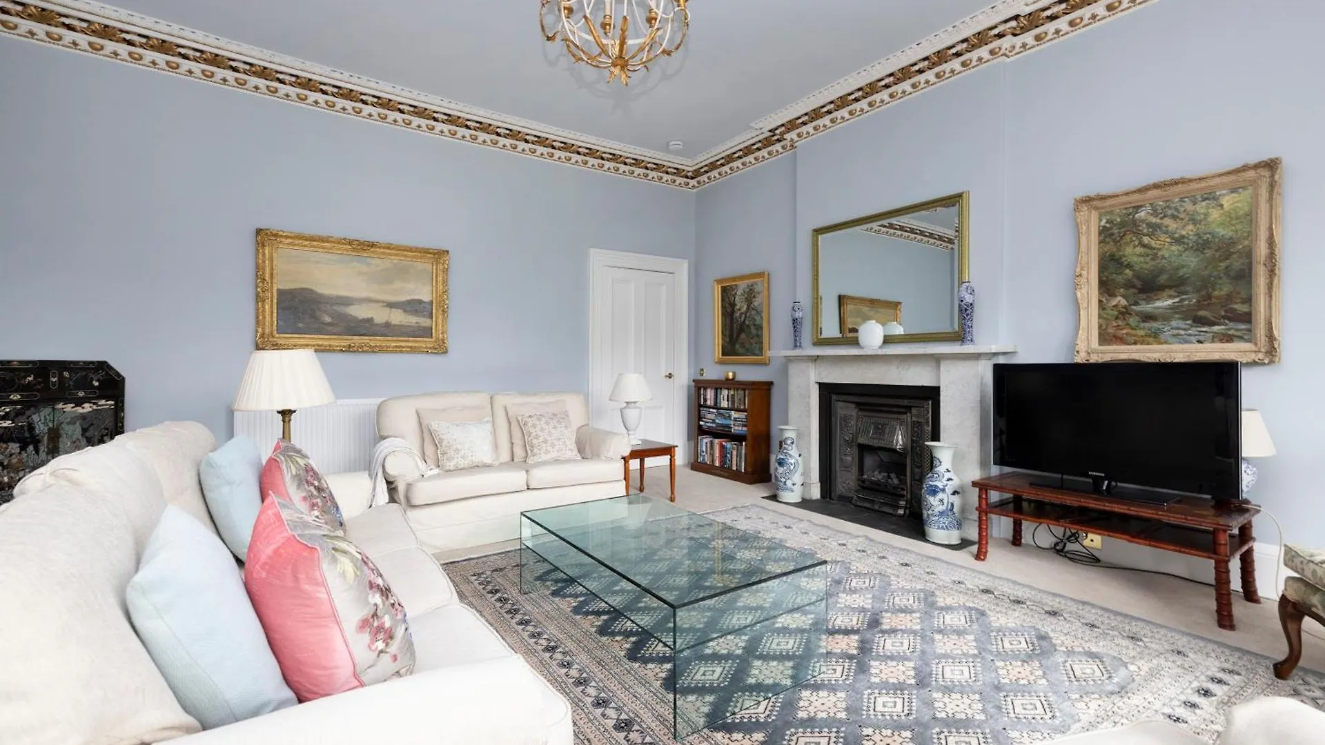 Deluxe 3-Bedroom Apartment On Princes Street Overlooking Edinburgh Castle