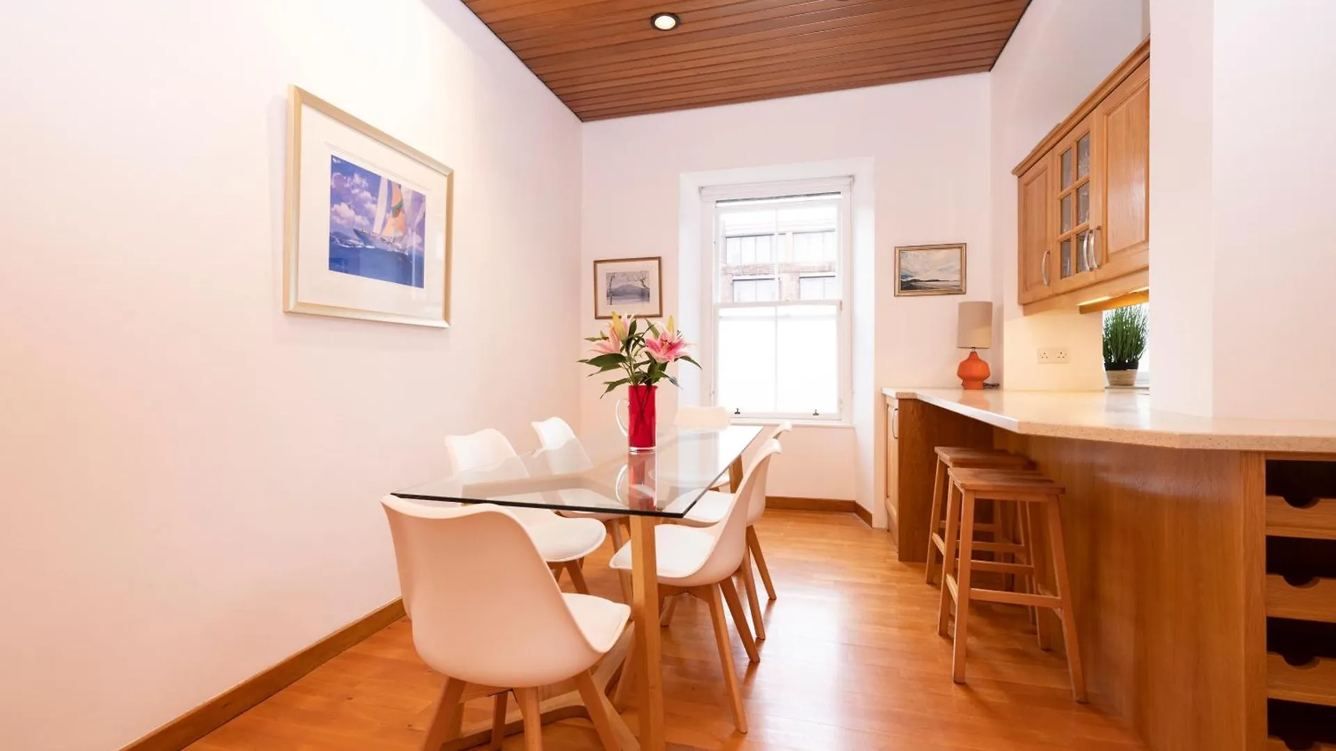 Deluxe 3-Bedroom Apartment On Princes Street Overlooking Edinburgh Castle