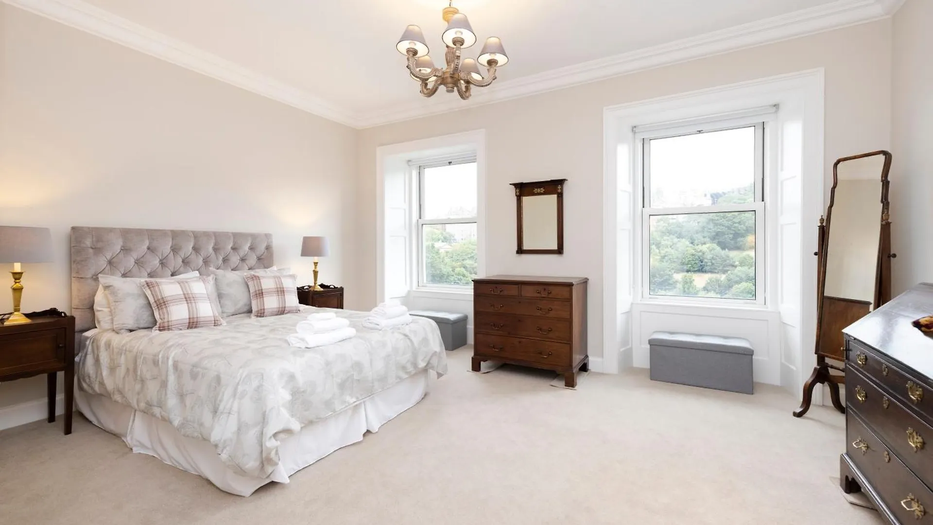 Deluxe 3-Bedroom Apartment On Princes Street Overlooking Edinburgh Castle Reino Unido