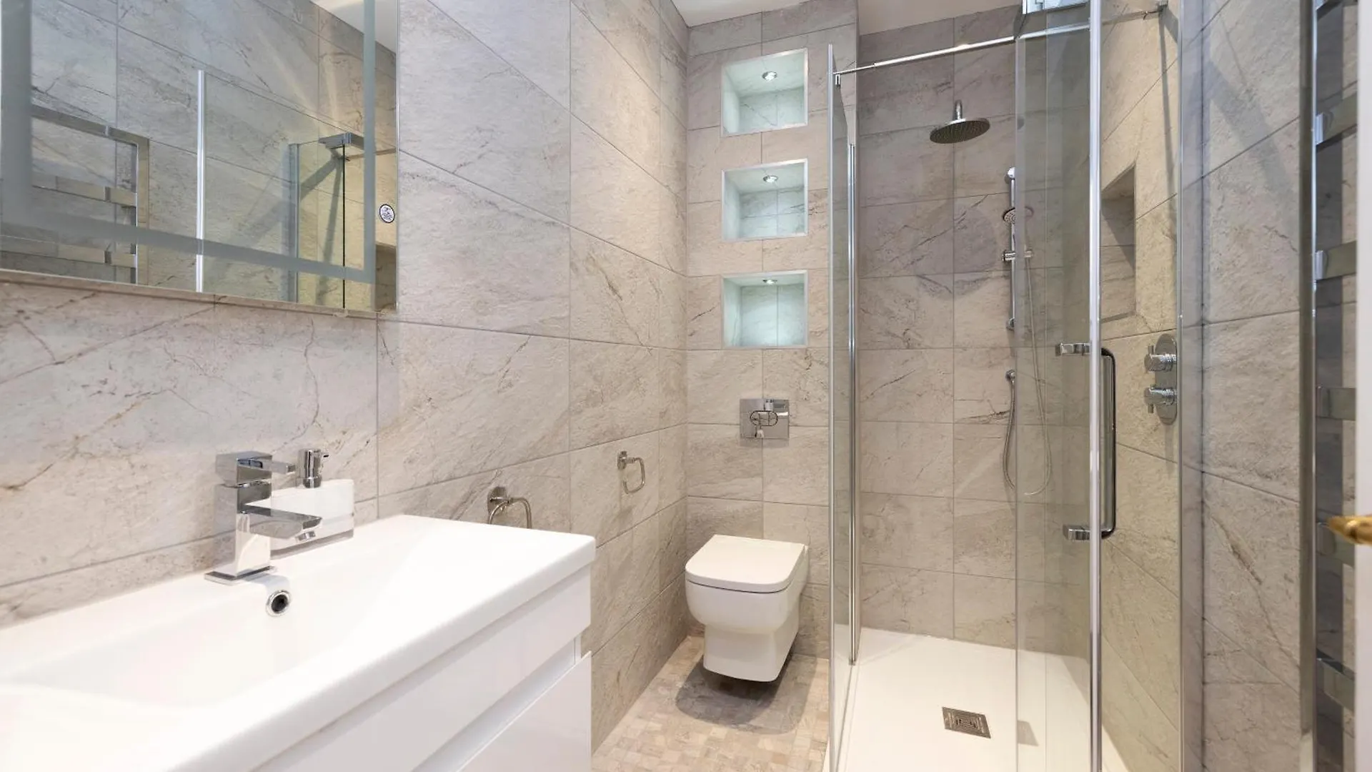 Deluxe 3-Bedroom Apartment On Princes Street Overlooking Edinburgh Castle