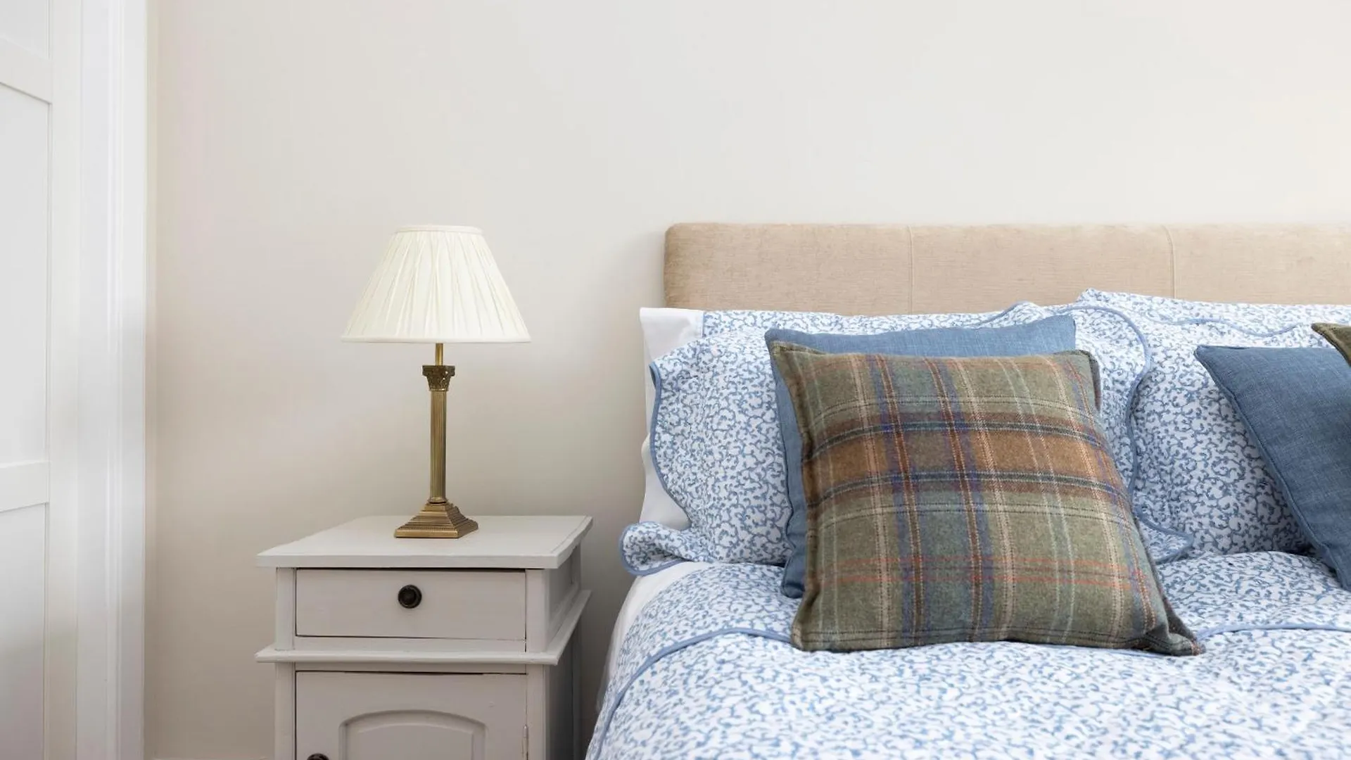 Deluxe 3-Bedroom Apartment On Princes Street Overlooking Edinburgh Castle