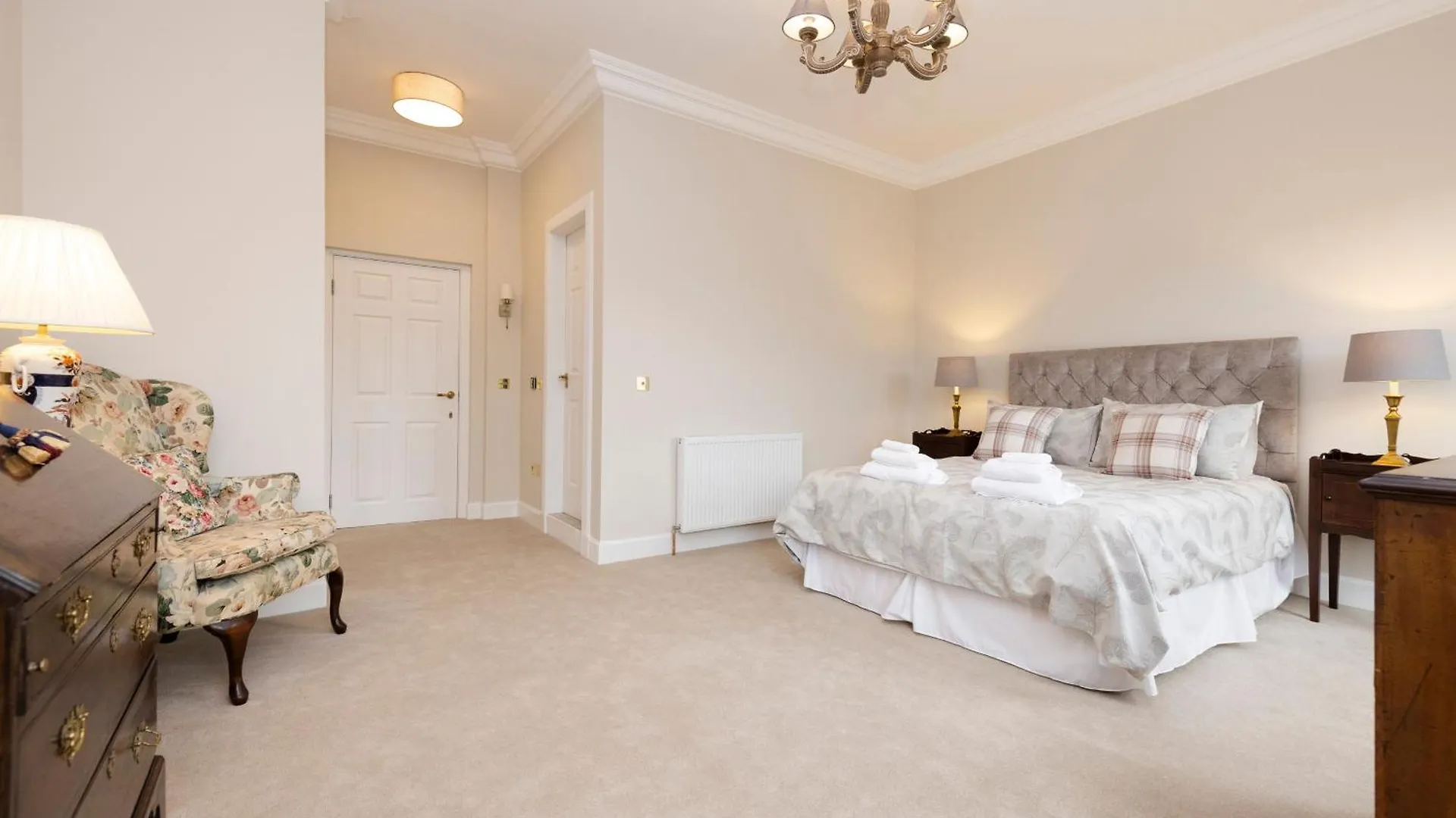 Deluxe 3-Bedroom Apartment On Princes Street Overlooking Edinburgh Castle 0*,