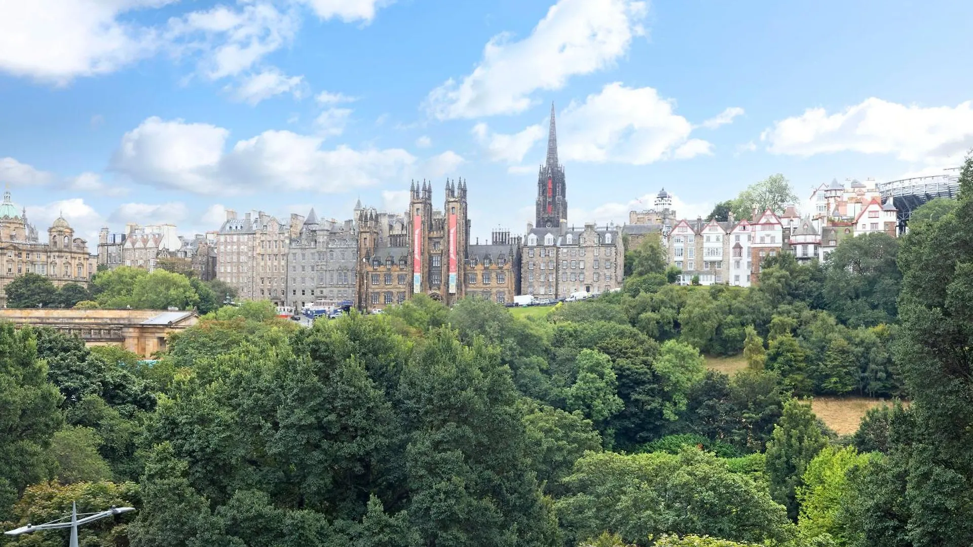 Deluxe 3-Bedroom Apartment On Princes Street Overlooking Edinburgh Castle