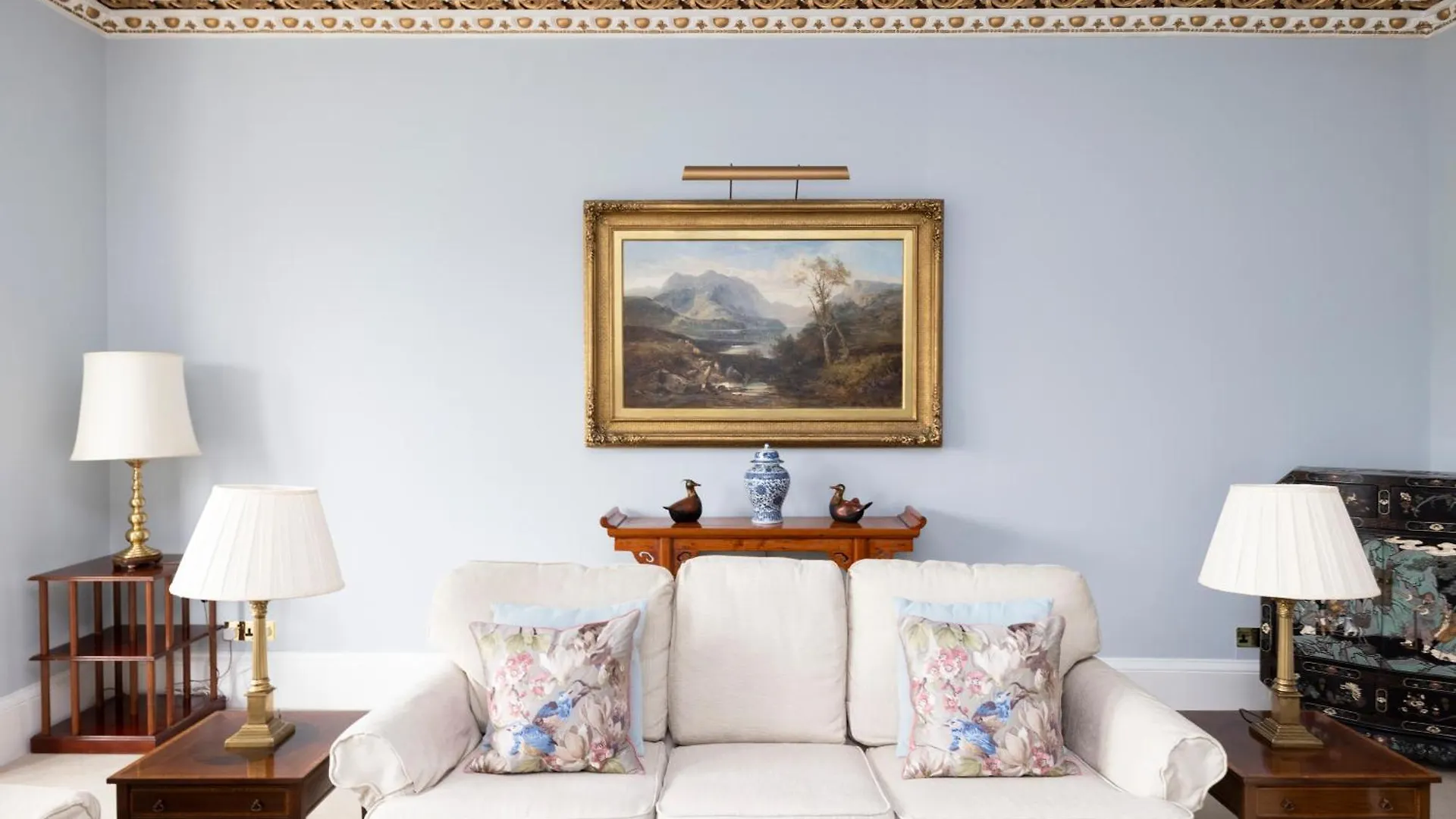 Deluxe 3-Bedroom Apartment On Princes Street Overlooking Edinburgh Castle