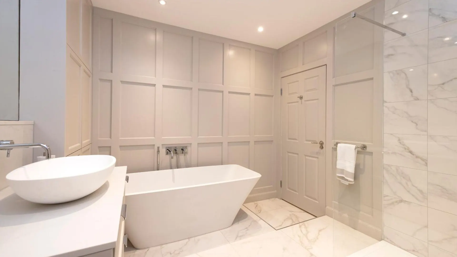 Deluxe 3-Bedroom Apartment On Princes Street Overlooking Edinburgh Castle 0*,
