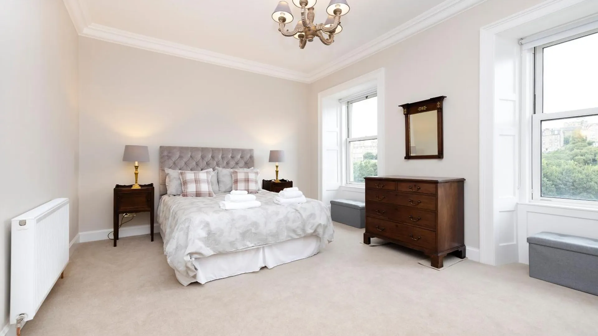Deluxe 3-Bedroom Apartment On Princes Street Overlooking Edinburgh Castle