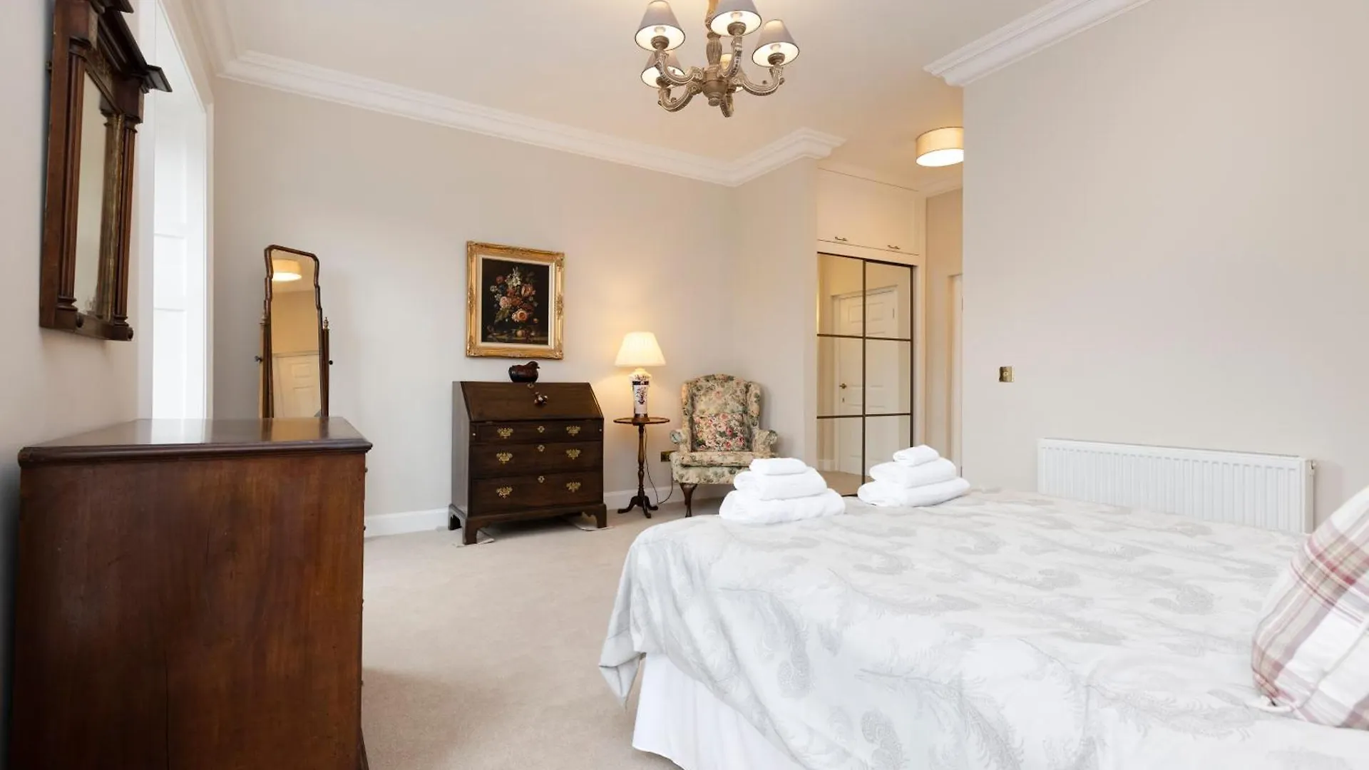 Deluxe 3-Bedroom Apartment On Princes Street Overlooking Edinburgh Castle 0*,