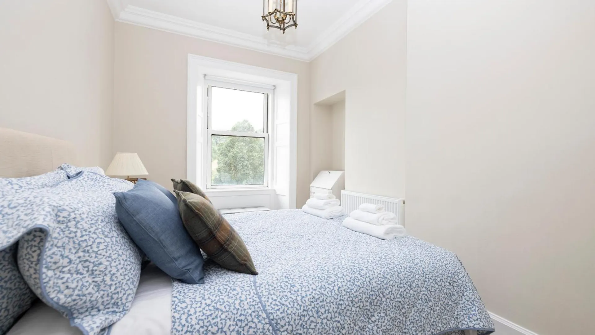 Deluxe 3-Bedroom Apartment On Princes Street Overlooking Edinburgh Castle