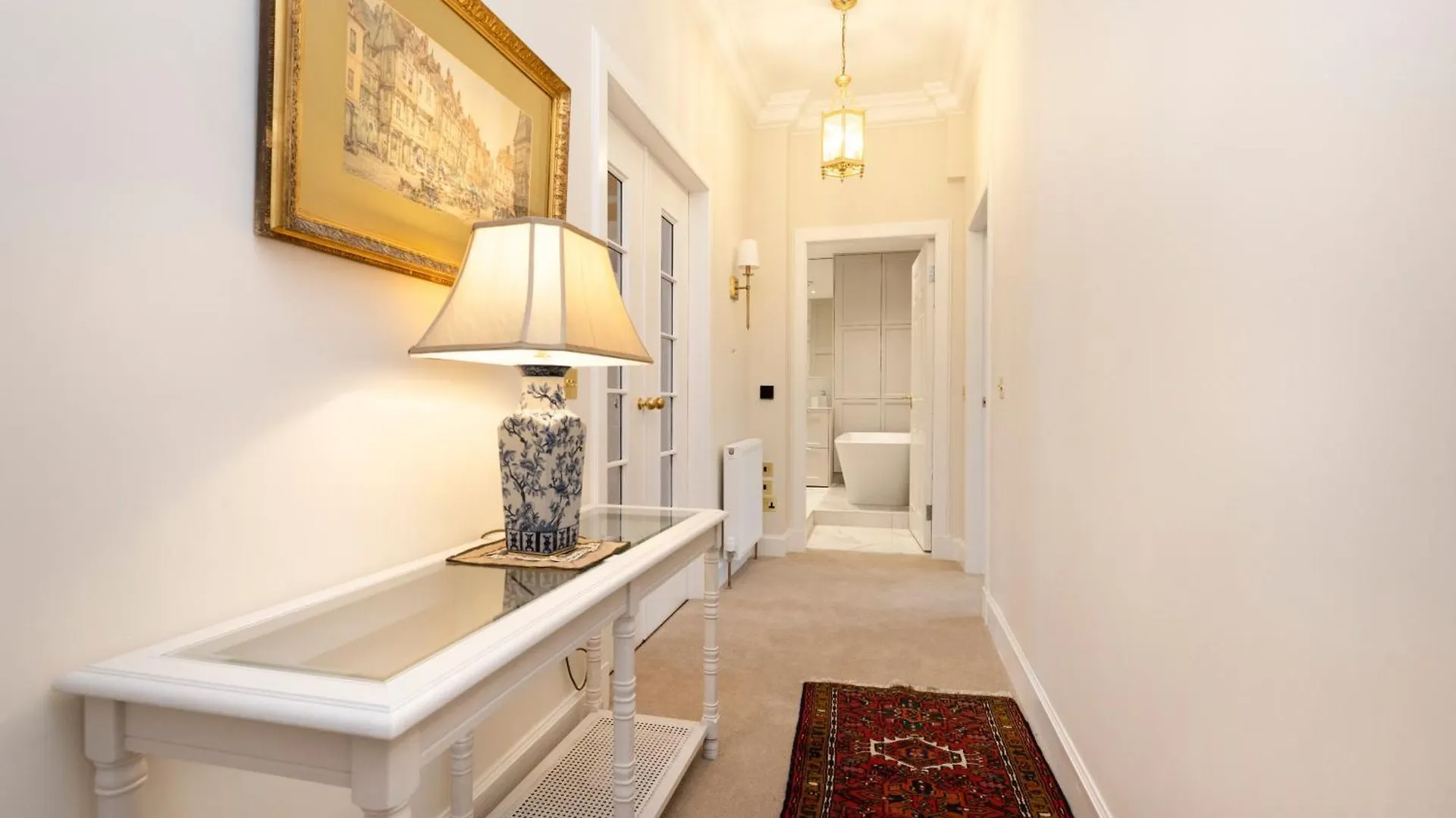 Deluxe 3-Bedroom Apartment On Princes Street Overlooking Edinburgh Castle