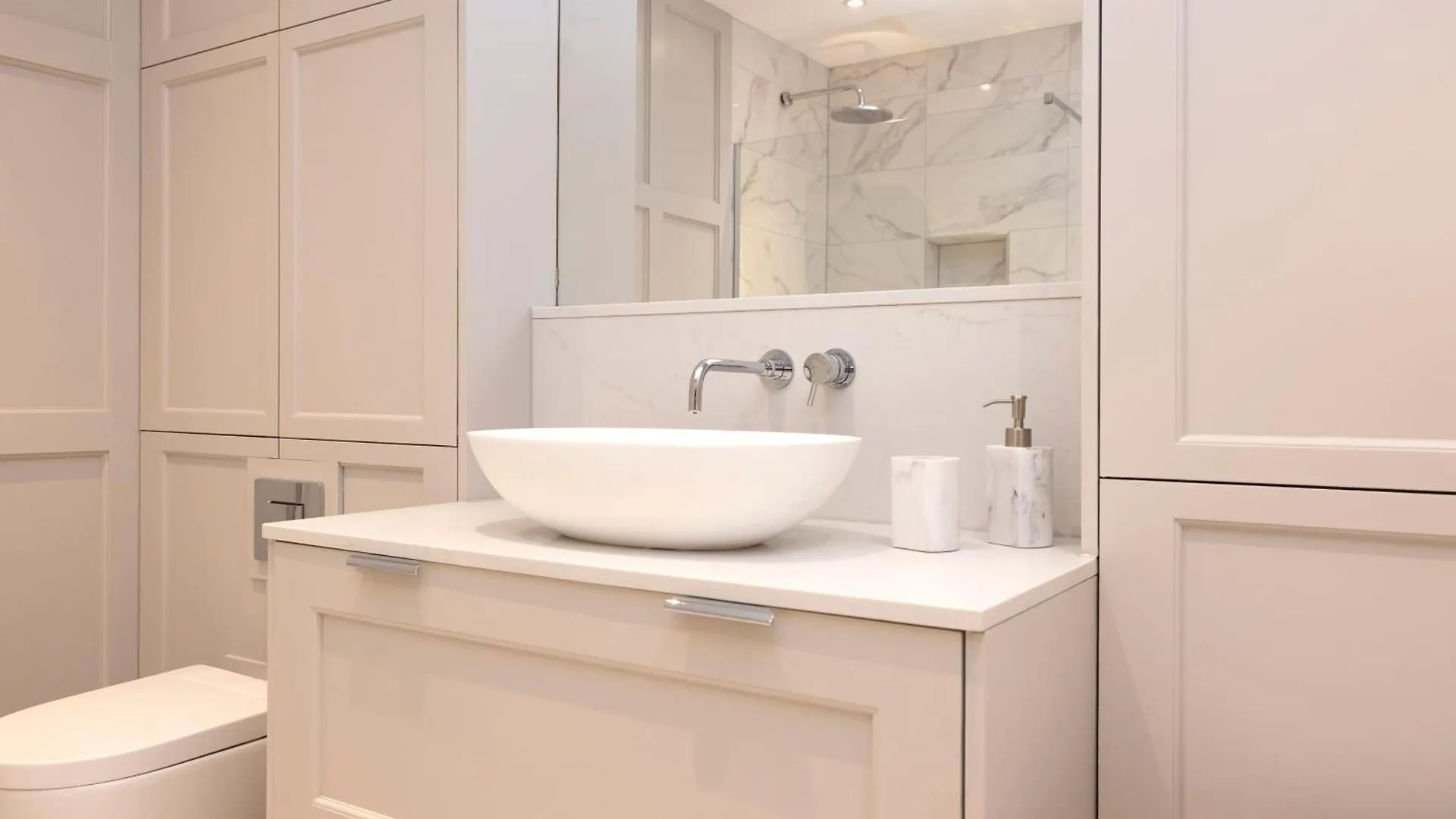 Deluxe 3-Bedroom Apartment On Princes Street Overlooking Edinburgh Castle